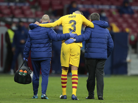 Entorse du genou droit pour Piqué