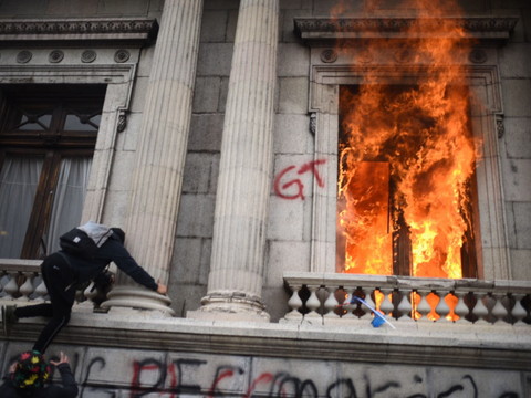 La contestation monte contre le président, le parlement incendié