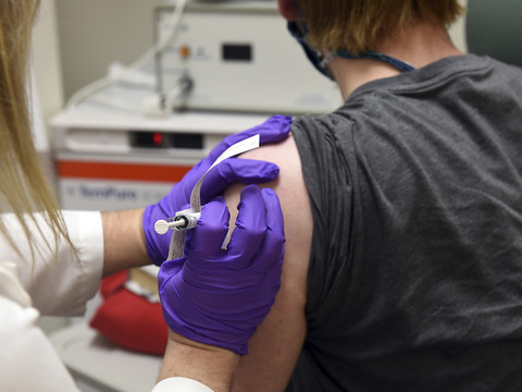 Covid-19: les premières vaccinations attendues aux Etats-Unis