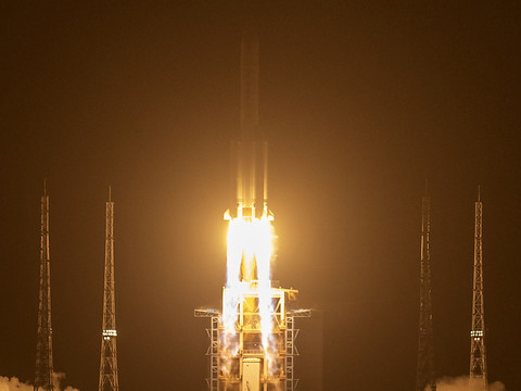 La Chine lance une rare mission pour ramener des roches lunaires