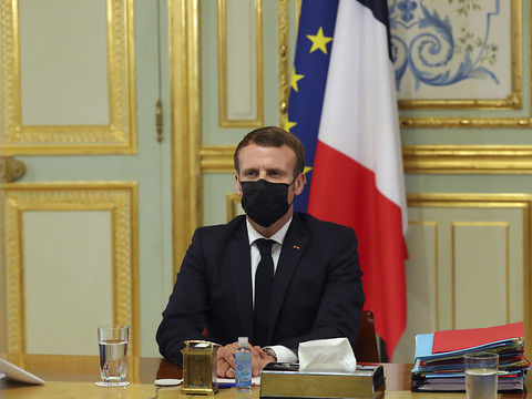 Allègement des restrictions en France, attente mondiale des vaccins