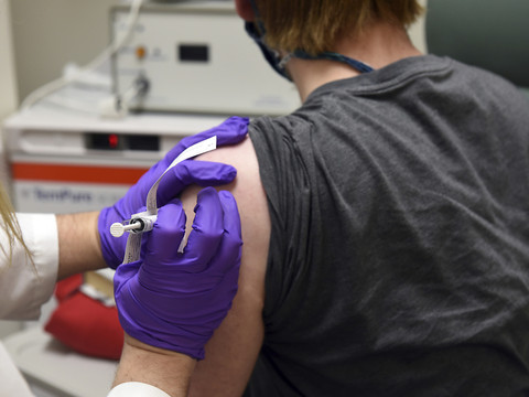 UPS hausse la production de glace sèche pour distribuer les vaccins