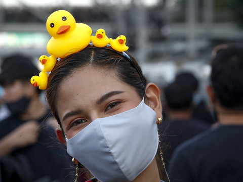 Des milliers de manifestants pro-démocratie à Bangkok