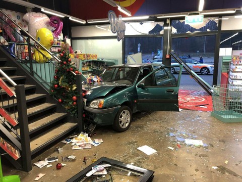 Un automobiliste termine sa course dans un magasin à Matran (FR)
