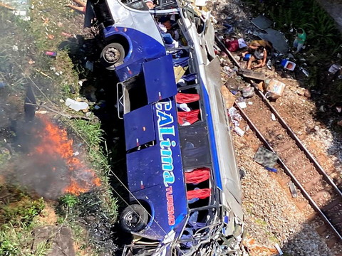Un autocar tombe d'un viaduc: au moins 16 morts