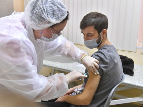 Covid-19: Flambée aux Etats-Unis, Moscou vaccine