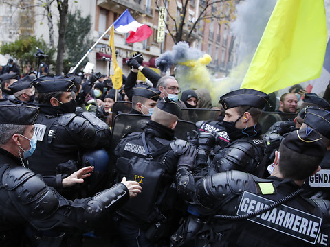 France: manifestations tendues pour la défense des libertés, scènes de vandalisme à Paris