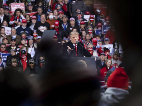 Devant ses partisans, Trump s'accroche à une victoire illusoire