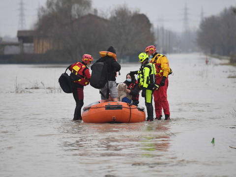 Italie: des intempéries provoquent des inondations dans le nord
