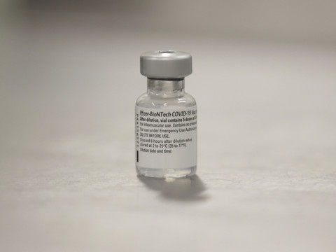 Merkel prône des restrictions, Biden promet une vaccination record
