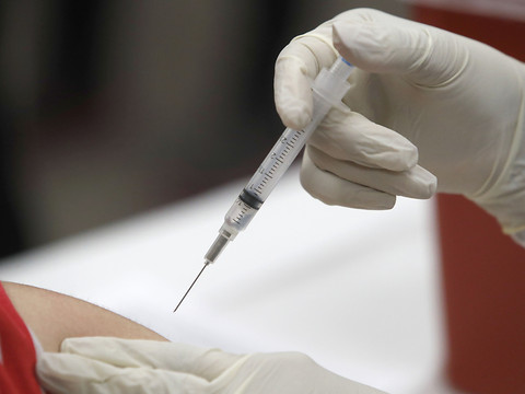 Les USA s'approchent d'un vaccin, Sanofi et GSK prennent du retard