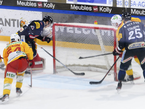 Fribourg se rassure, Bienne battu à Davos