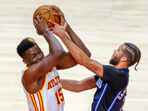 Capela et les Hawks battus pour leur premier match