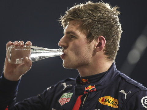 Max Verstappen devance les Mercedes