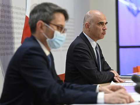 Les cantons exigent un renforcement des mesures contre le coronavirus