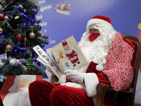 Le Père Noël est 