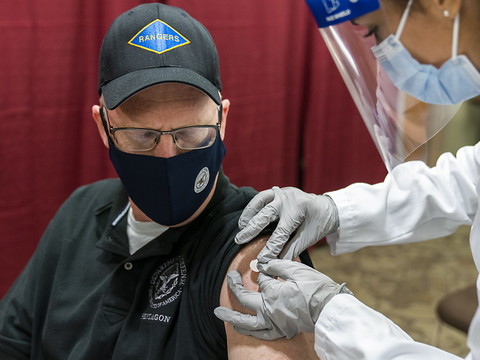 Le chef du Pentagone se fait vacciner contre le Covid-19
