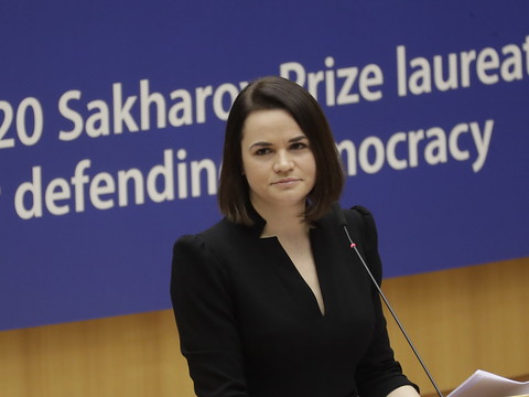 L'opposante Svetlana Tikhanovskaïa reçoit le prix Sakharov