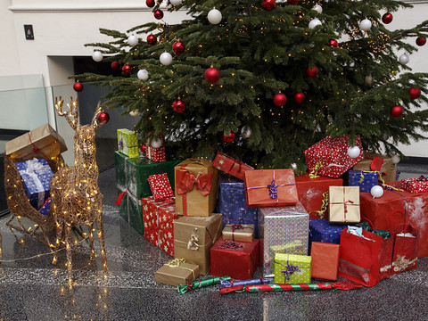 Les Suisses dépensent plus pour leurs cadeaux de Noël