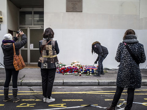 Attaque devant les ex-locaux de Charlie Hebdo: quatre inculpations