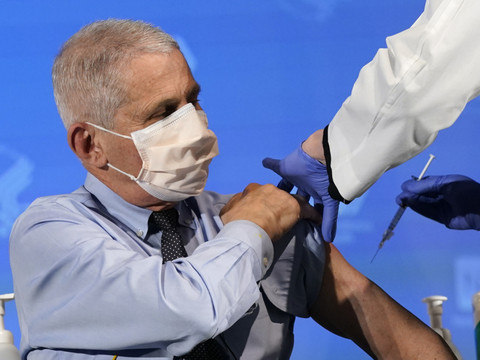 Le Dr Fauci, conseiller de Trump et Biden, vacciné contre le Covid