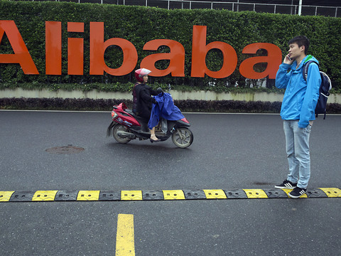 Alibaba sous enquête en Chine, ses actions dévissent