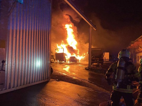 Des véhicules et remorques victimes des flammes à Granges (FR)