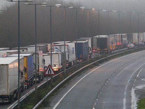 Routiers bloqués: liaisons franco-anglaises assurées à Noël