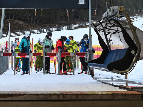 L'Autriche ouvre ses stations de ski, en dépit du 3e confinement