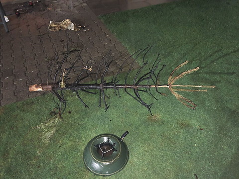 Il se brûle en évacuant un sapin de Noël en flammes