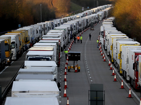 Routiers bloqués: plus de 1000 soldats déployés pour le dépistage