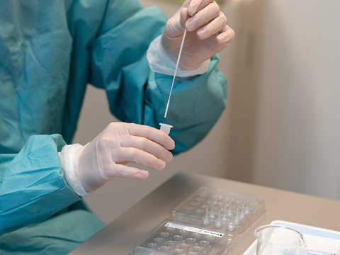 Cinq cas de la nouvelle variante du coronavirus détectés en Suisse