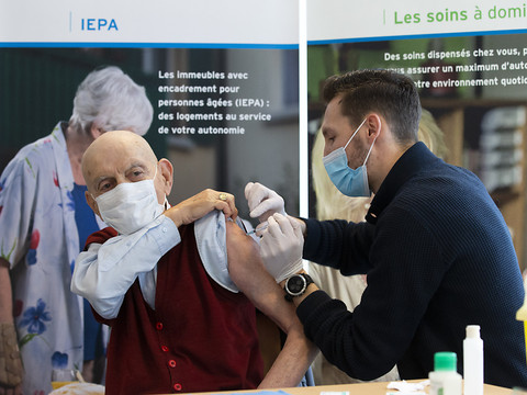 Le premier Genevois à être vacciné est un homme âgé de 80 ans