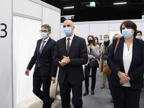 Le centre de vaccination à Bâle s'ouvre en présence d'Alain Berset
