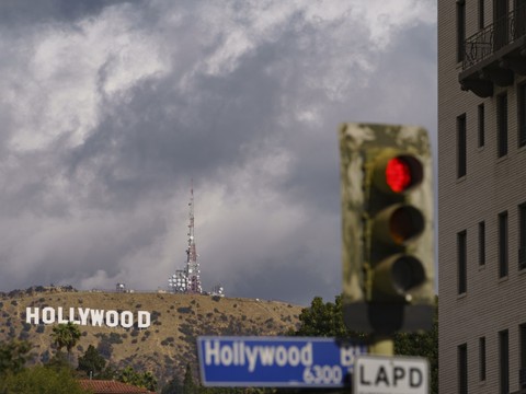 Hollywood stoppe les tournages devant l'explosion des cas
