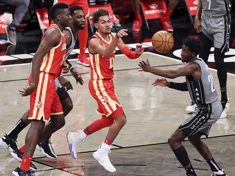 Irving fait plier les Hawks de Capela