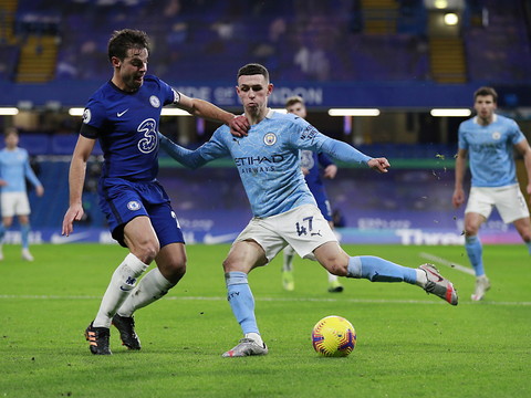 Chelsea prend l'eau face à City
