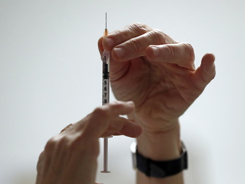 Vaccin Pfizer: la 2e injection peut être retardée dans certains cas
