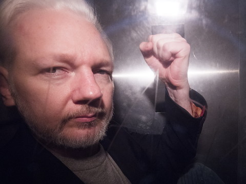 La justice britannique maintient Julian Assange en détention