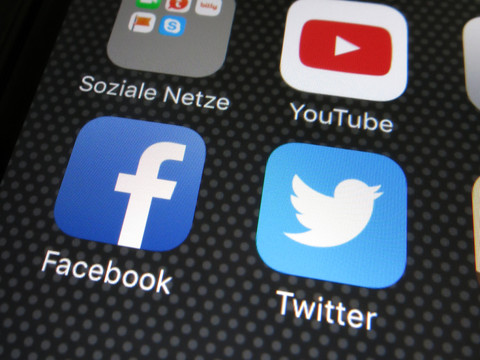 Violence au Capitole: Twitter et Facebook suspendent Trump
