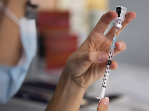 Vaccin: Londres réunit des fonds pour les pays en développement