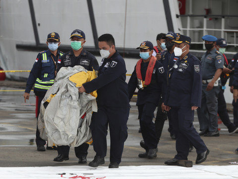 Boeing disparu: débris et de restes humains repêchés