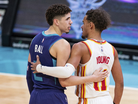 LaMelo Ball crucifie les Hawks