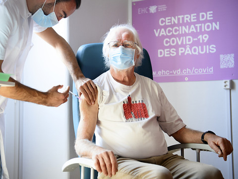 Le Prix Nobel Jacques Dubochet vacciné à Morges