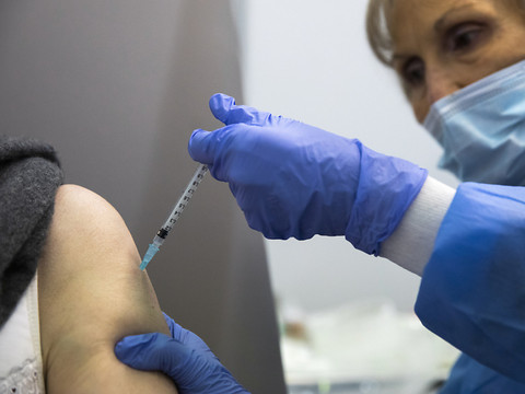 Le vaccin Moderna devrait contribuer à maîtriser la pandémie