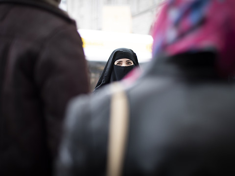La burqa entrave la liberté et l'égalité, selon un comité de droite