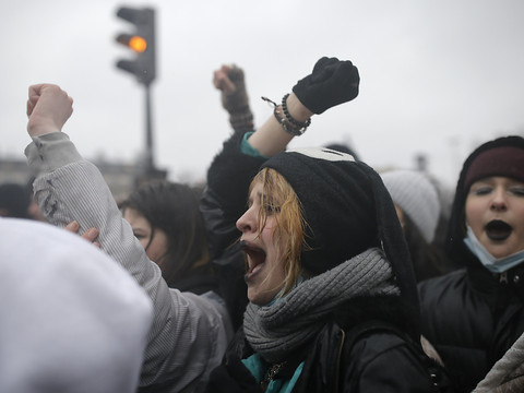 Des milliers de manifestants contre la loi 