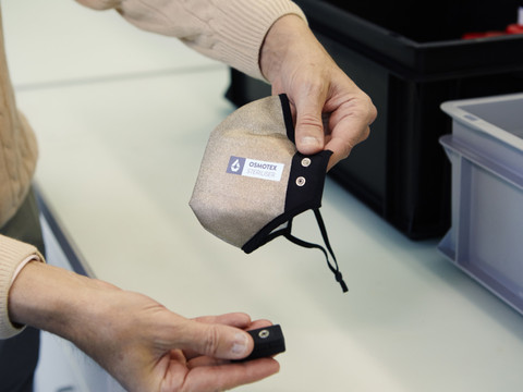 Un masque qui détruit les virus en pressant sur un bouton
