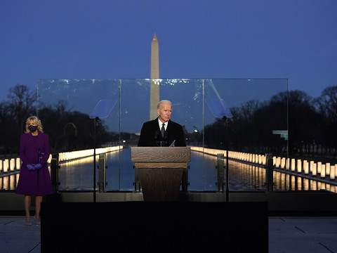 Biden rend hommage aux victimes du Covid