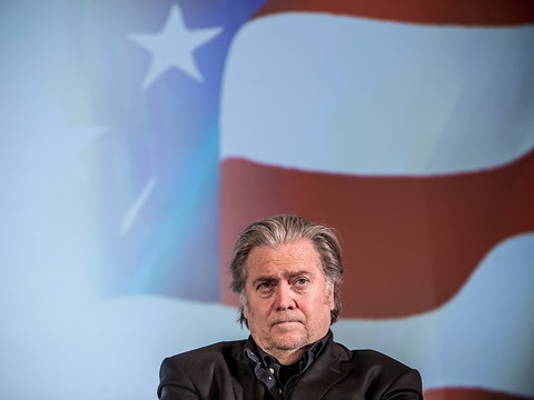 Donald Trump gracie 73 personnes, dont Steve Bannon